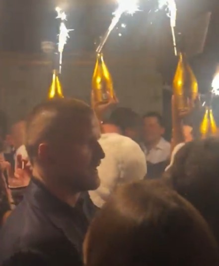 英格兰+热刺+拜仁三料队友！戴尔现身凯恩庆祝金球的私人派对